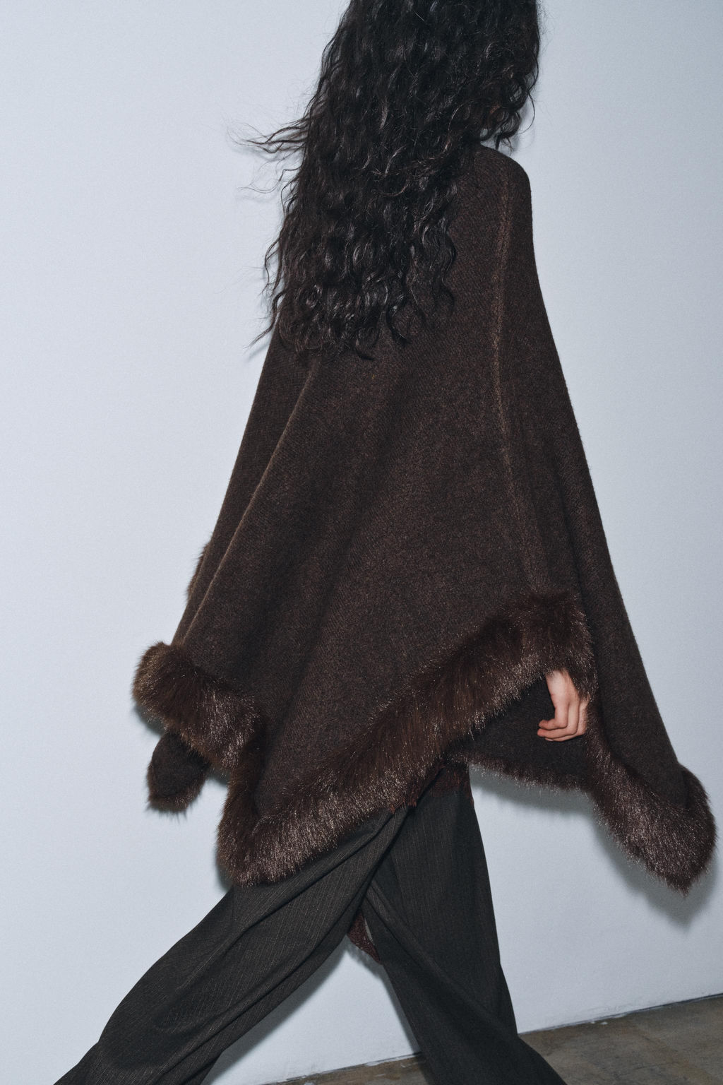 FAUX FUR KNIT PONCHO CAPE - Zara фото 2