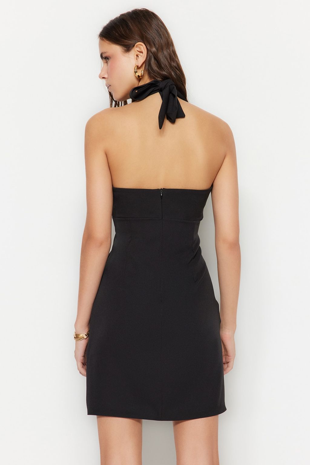 TRENDYOLMILLA Siyah Vucuda Oturan Boyundan Baglamal? Mini Dokuma Elbise TWOSS23EL01724 фото 6