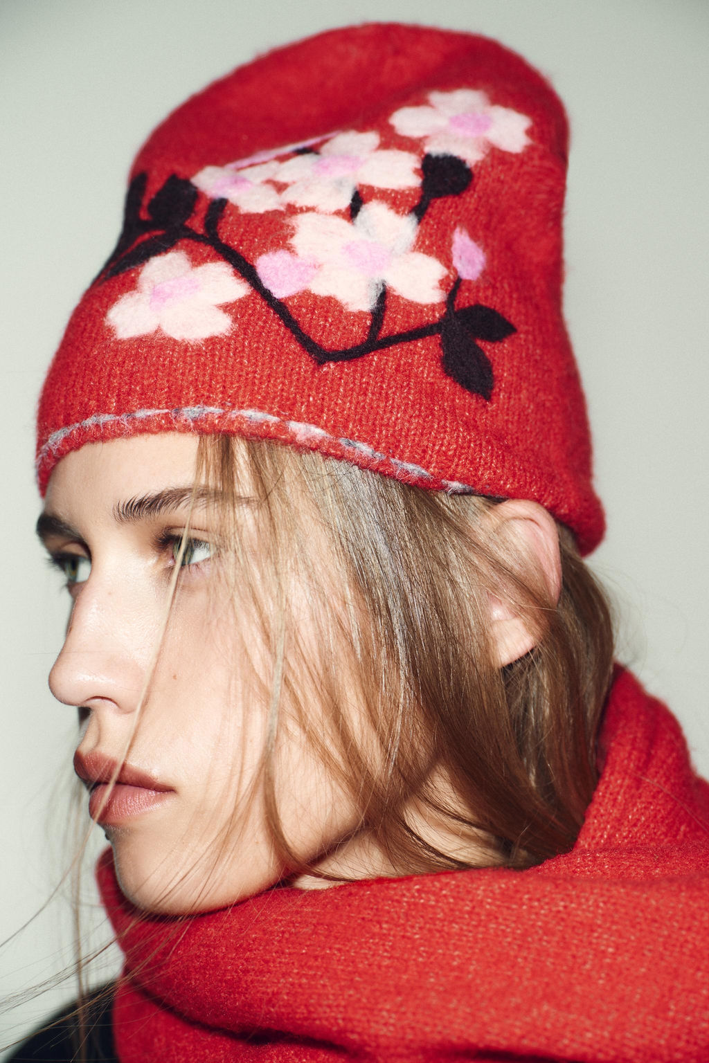 CONTRAST FLORAL BEANIE