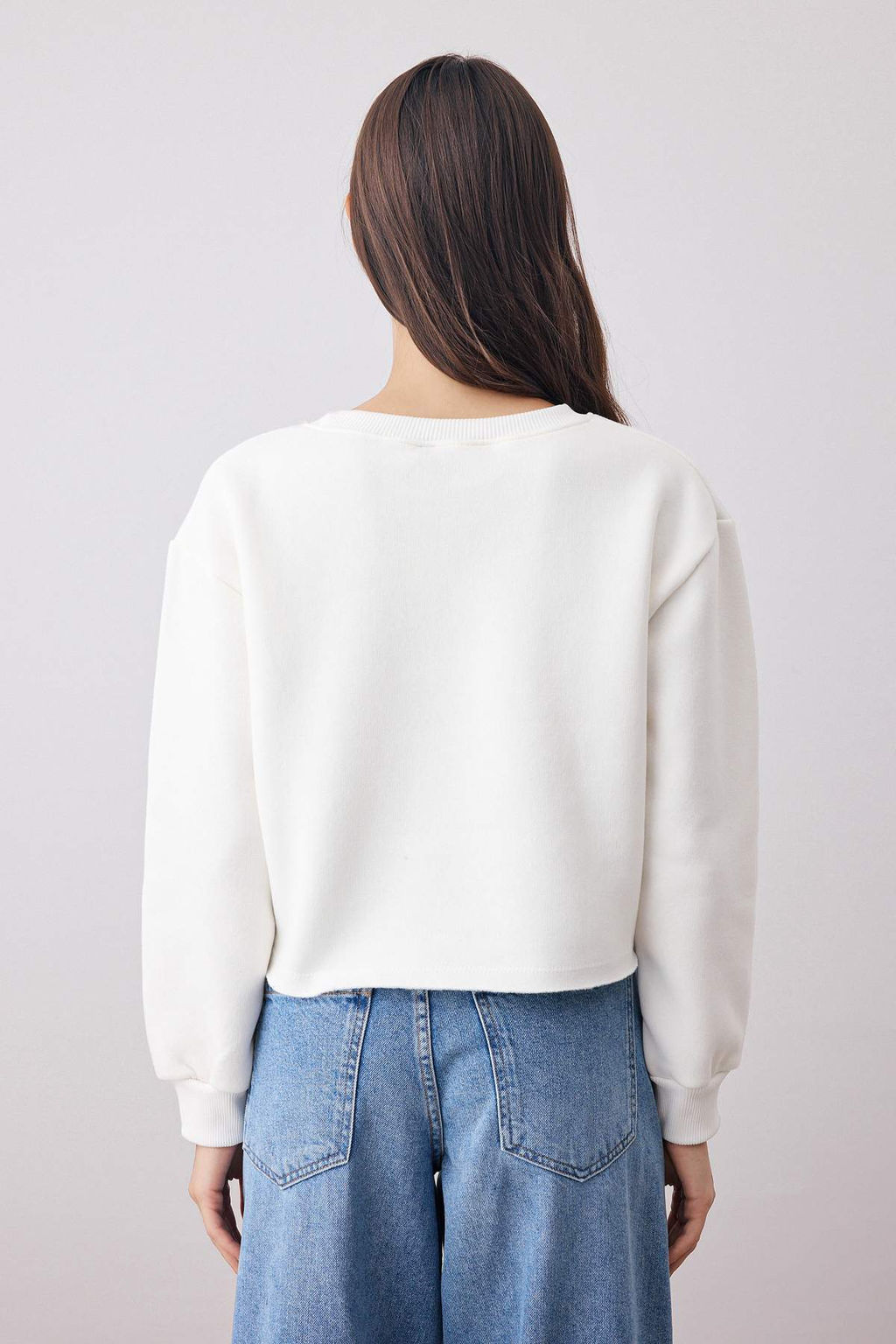 Ekru Kal?n Ici Polarl? Bisiklet Yaka Crop Orme Sweatshirt TWOAW26SW00093 - Trendyolmilla фото 4