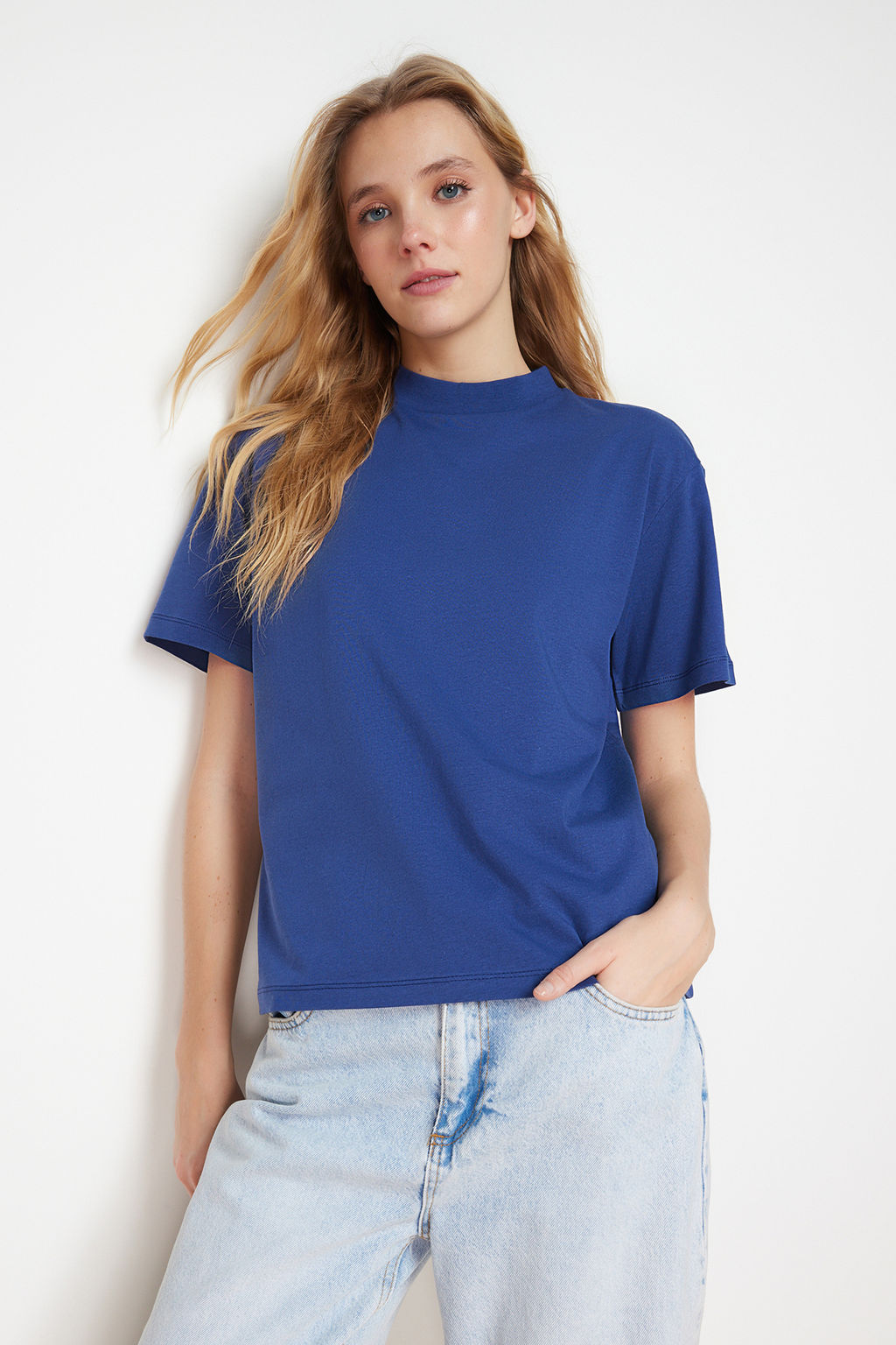 TRENDYOLMILLA Beyaz %100 Pamuk Basic Regular/Normal Kal?p Dik Yaka Orme T-Shirt TWOAW20TS0096  фото 39