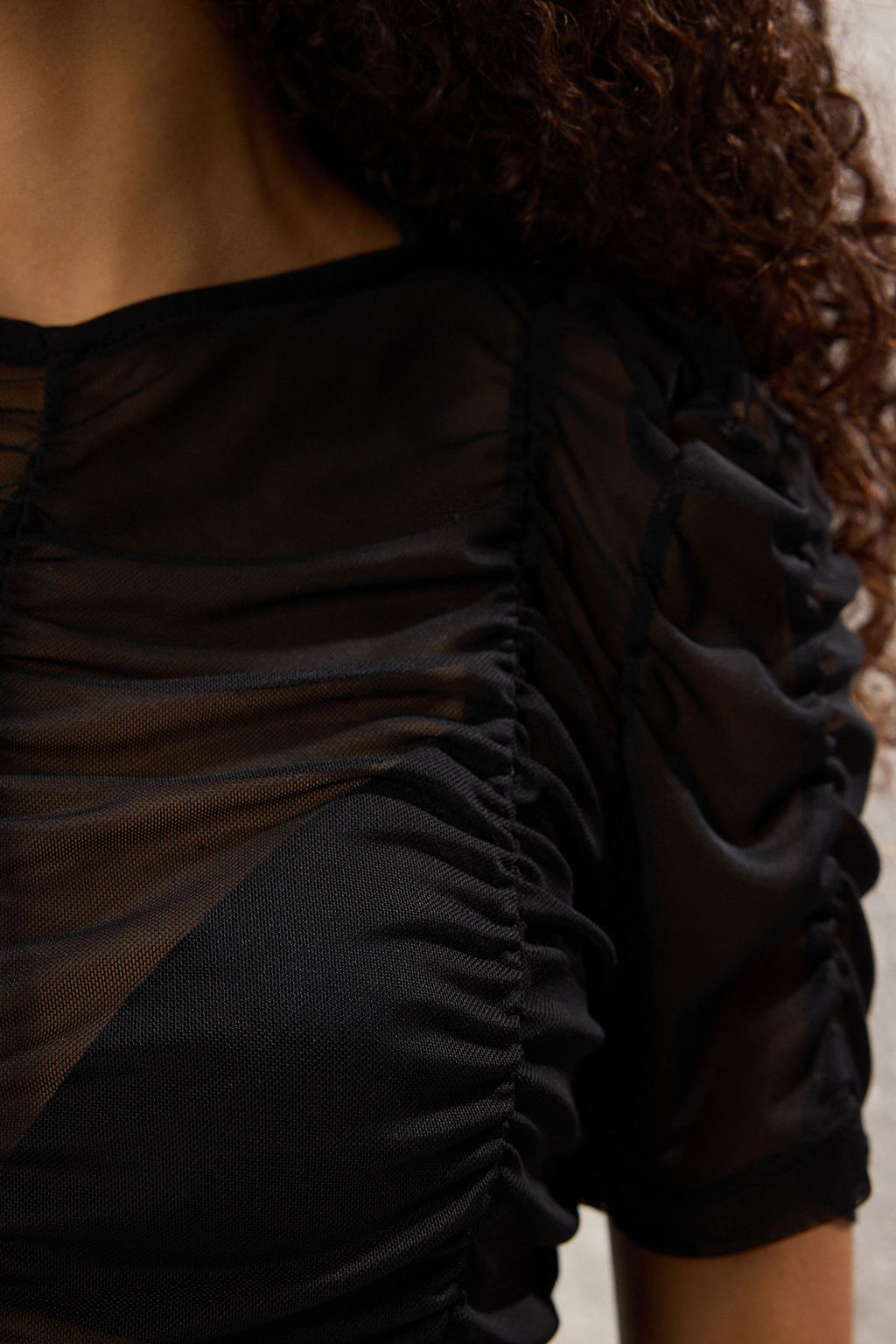 Trendyolmilla Siyah Buzgu/Drape Detayl? Fitted/Vucuda Oturan Orme Bluz TWOSS25BZ00213