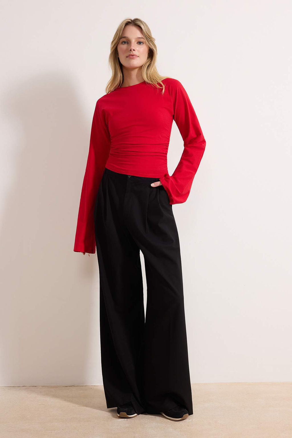 K?rm?z? Ispanyol Kol Buzgu Detayl? Regular/Normal Kal?p Orme Bluz TWOAW26BZ00293