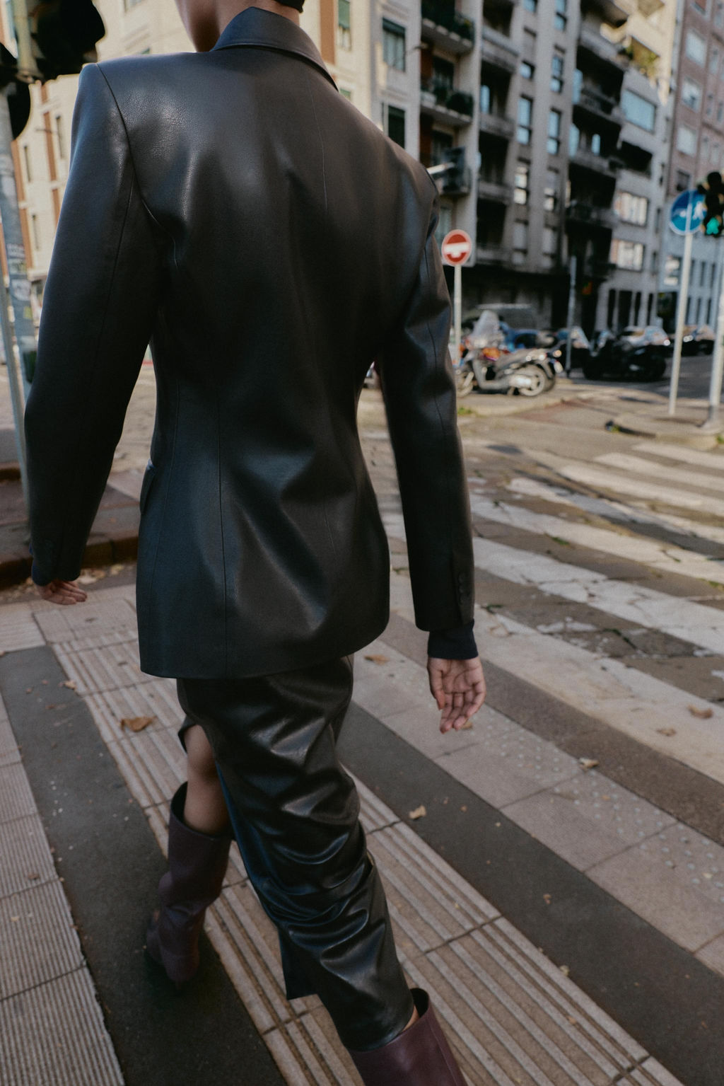 FAUX LEATHER DOUBLE-BREASTED BLAZER - Zara фото 14