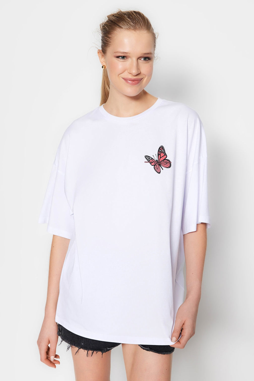 TRENDYOLMILLA Beyaz %100 Pamuk Gogus ve S?rt Bask?l? Oversize Orme T-Shirt TWOSS23TS00188 фото 2