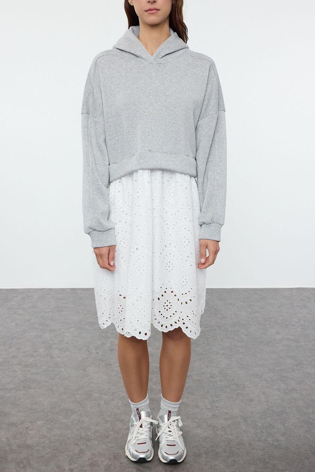 TRENDYOLMILLA Gri Melanj Kapusonlu Fermuarl? Renk Bloklu Brode Detayl? Mini Orme Elbise TWOAW25EL00510  фото 3