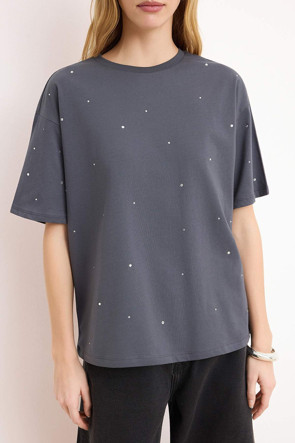 Antrasit %100 Pamuk Tas Detayl? Relaxed/Genis Rahat Kesim Bisiklet Yaka Orme T-Shirt TWOSS23TS00153