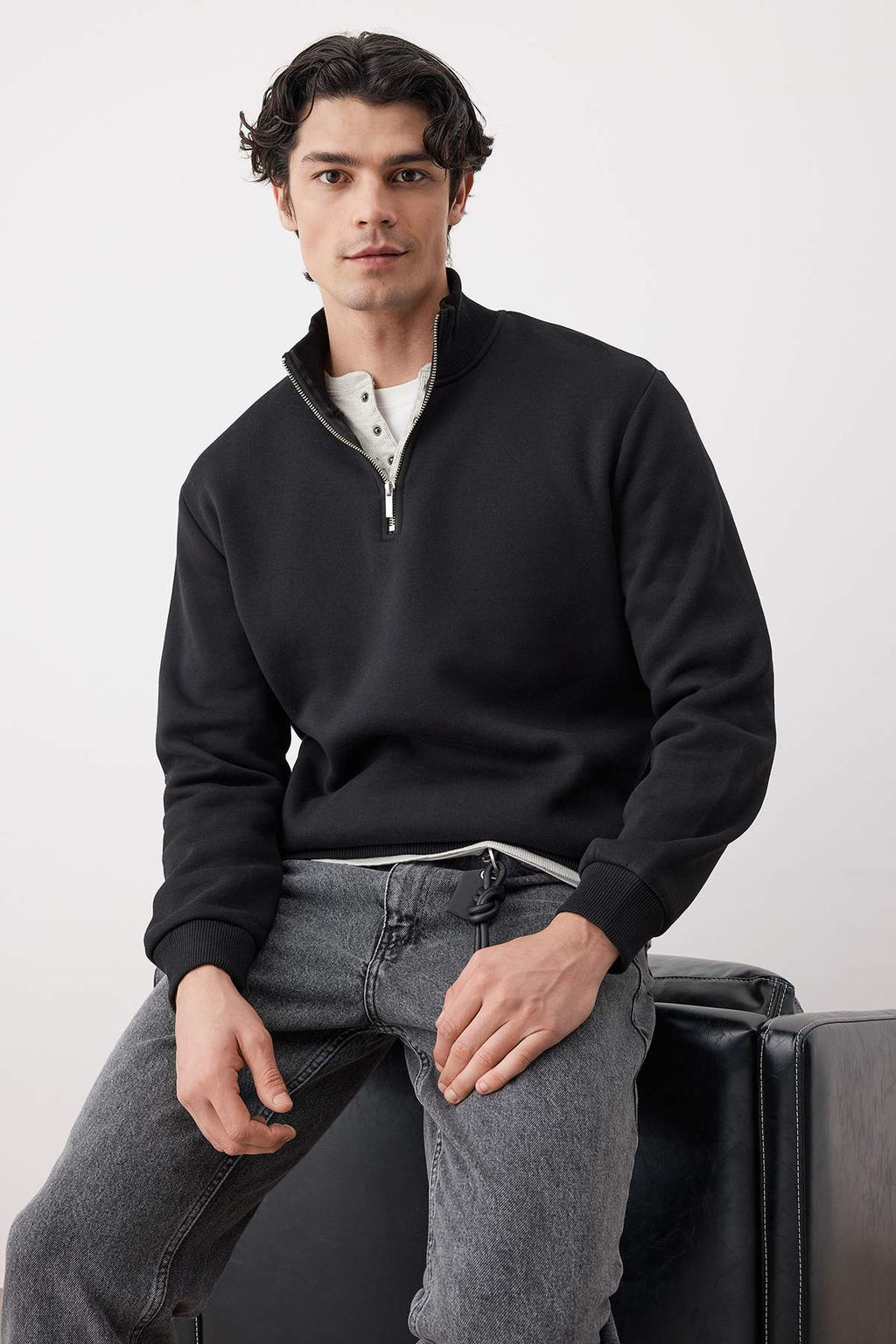 Siyah Regular/Normal Kesim Dik Yaka Kal?n Ici Polarl? Sweatshirt TMNAW26SW00021