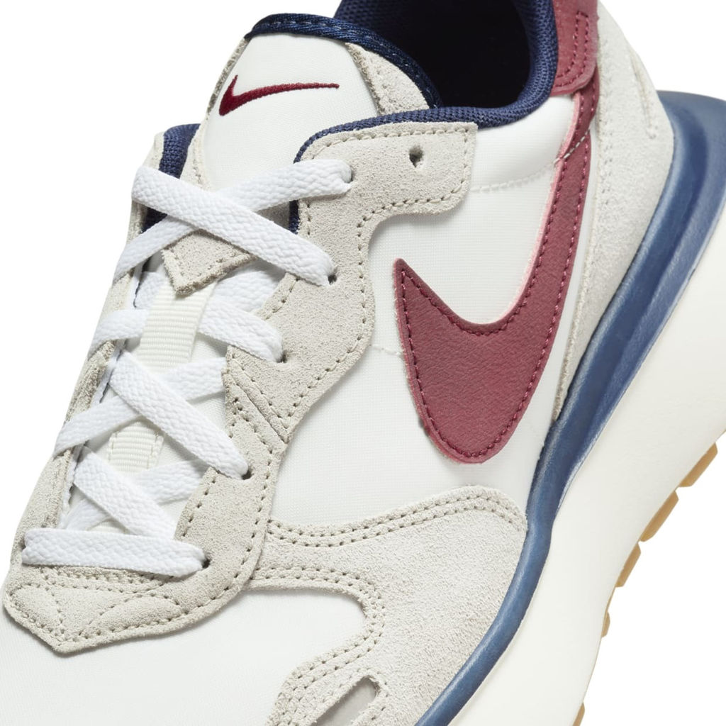 Кроссовки женские