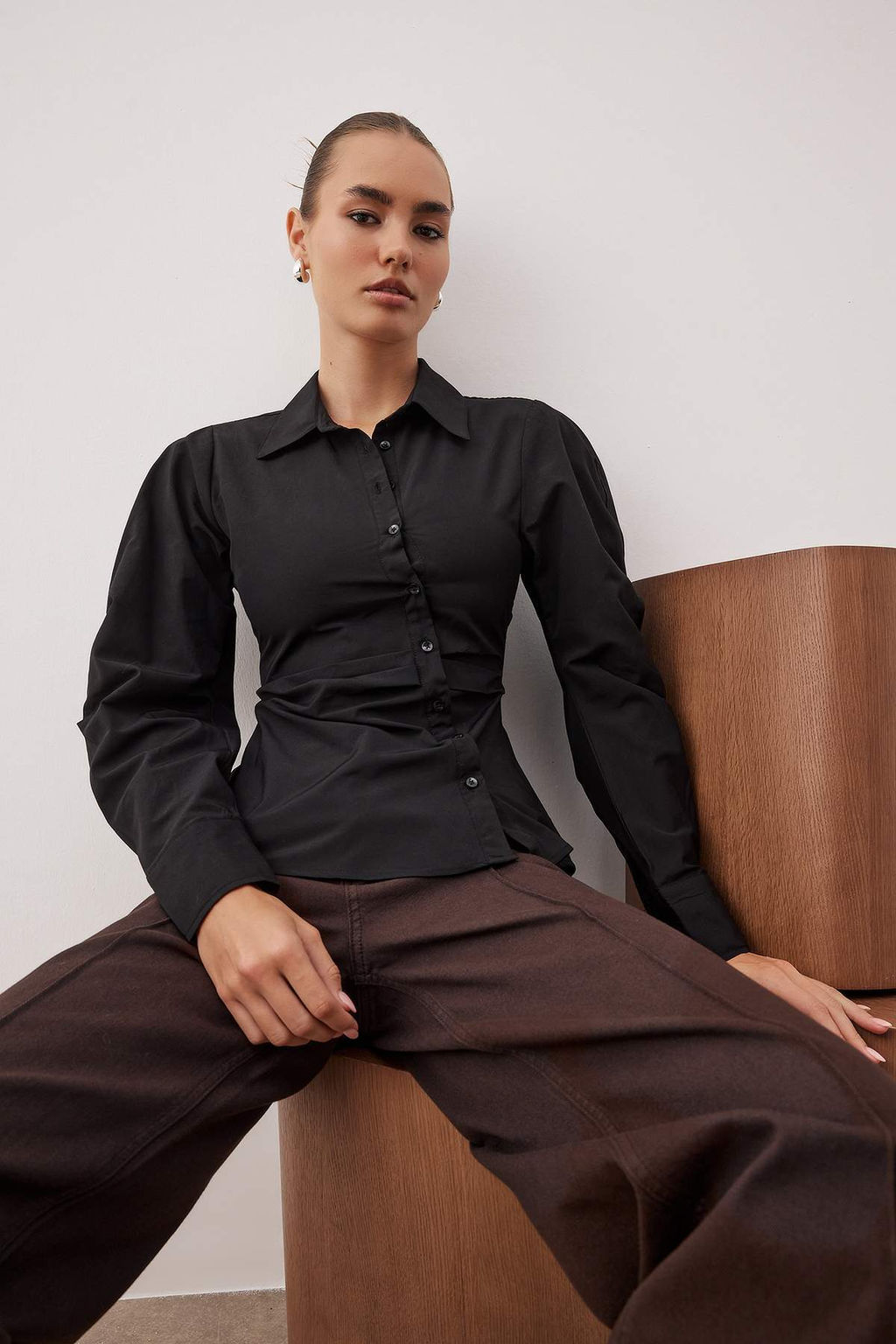 Siyah Balon Kol Detayl? Bele Oturan Asimetrik Fitted Gomlek TWOSS25GO00155