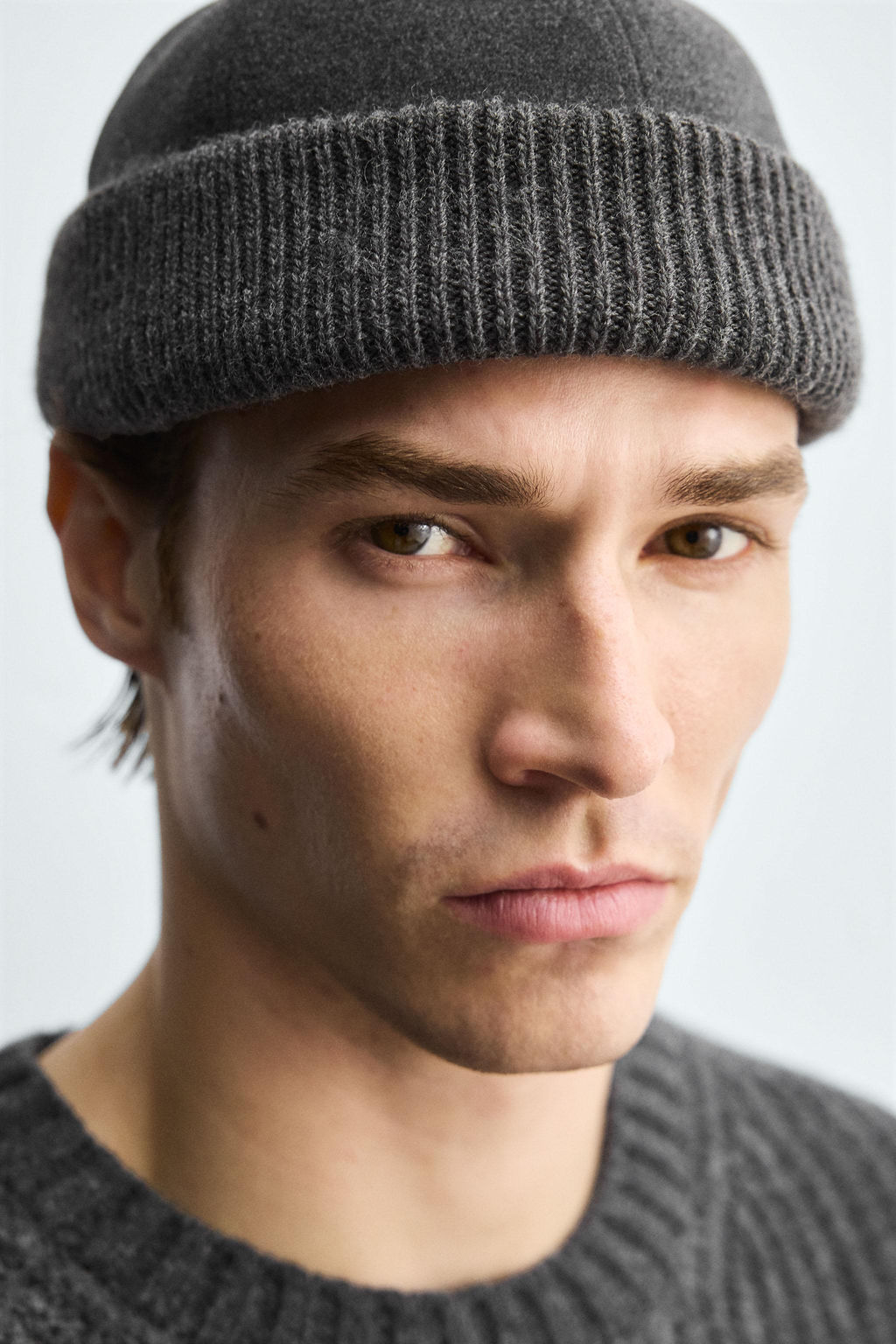 GORRO CORTO COMBINADO / Gris antracita