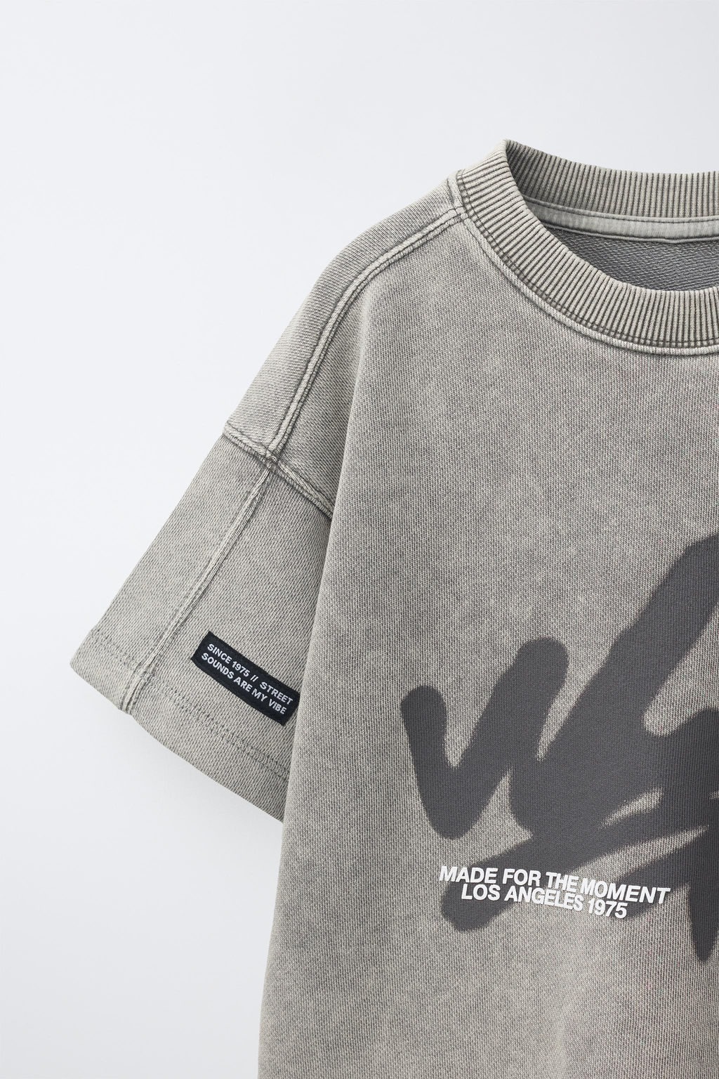 CAMISETA EFECTO LAVADO GRAFFITI / Gris