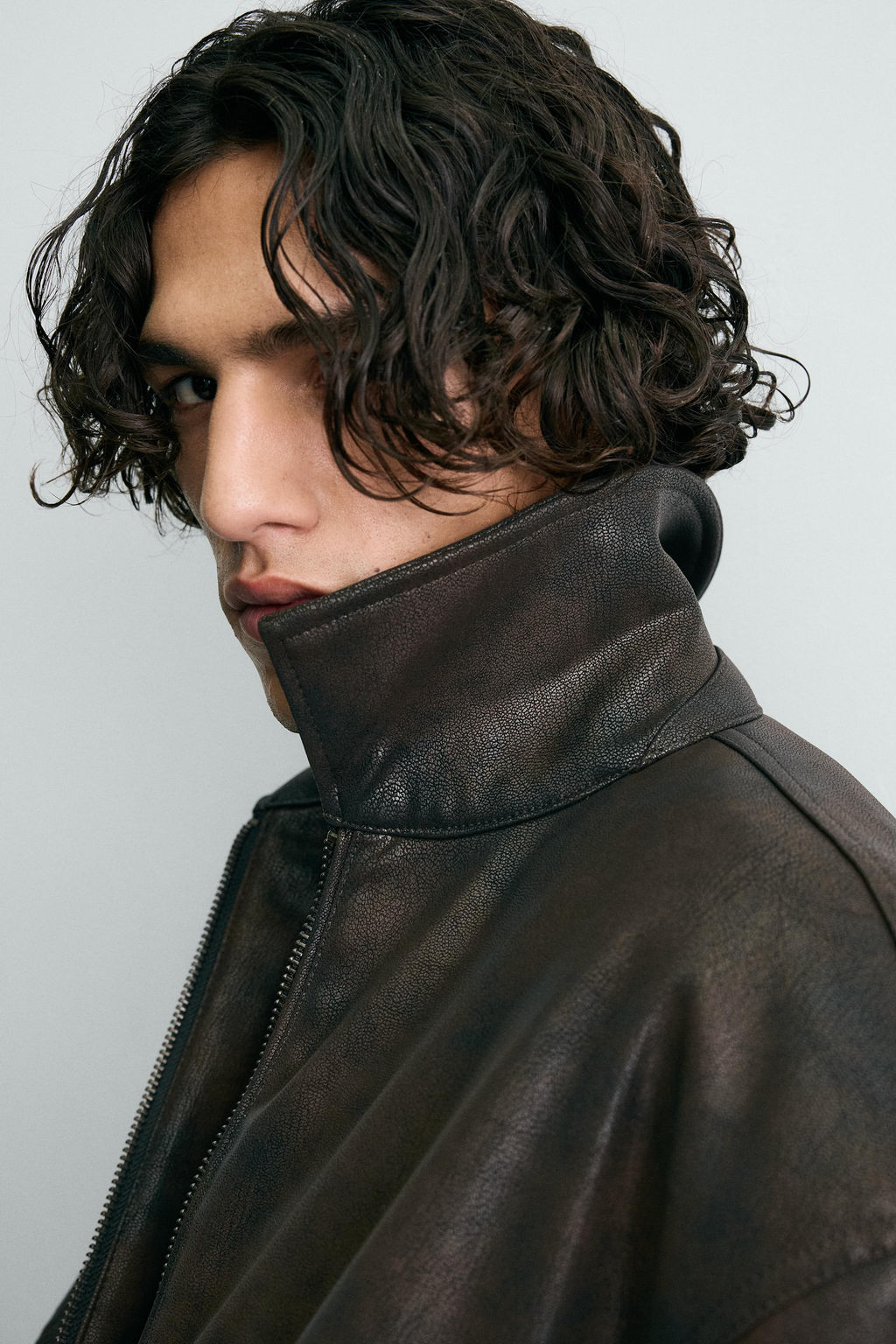 EMBOSSED FAUX LEATHER BOMBER JACKET FORD - Zara фото 5