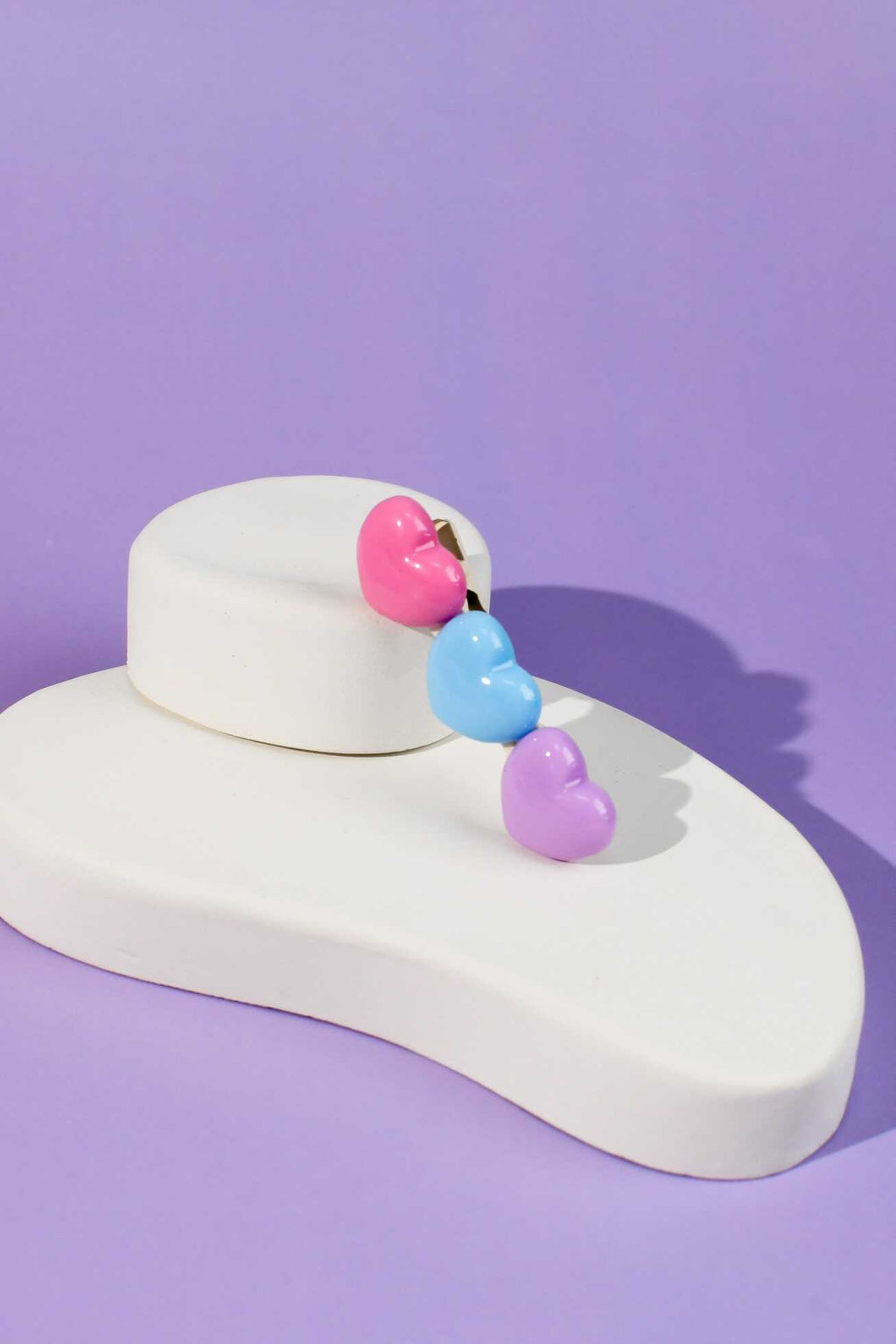 Заколка для волос зажим, арт. 71772 / 10 СЕРДЕЧКИ (в наборе: 1шт., 6,5 см, черный металл, полиэфирная смола, цвет: розовый, фиолетовый, голубой, подложка из мелованного картона + ПЭТ-пакет с европодвесом)