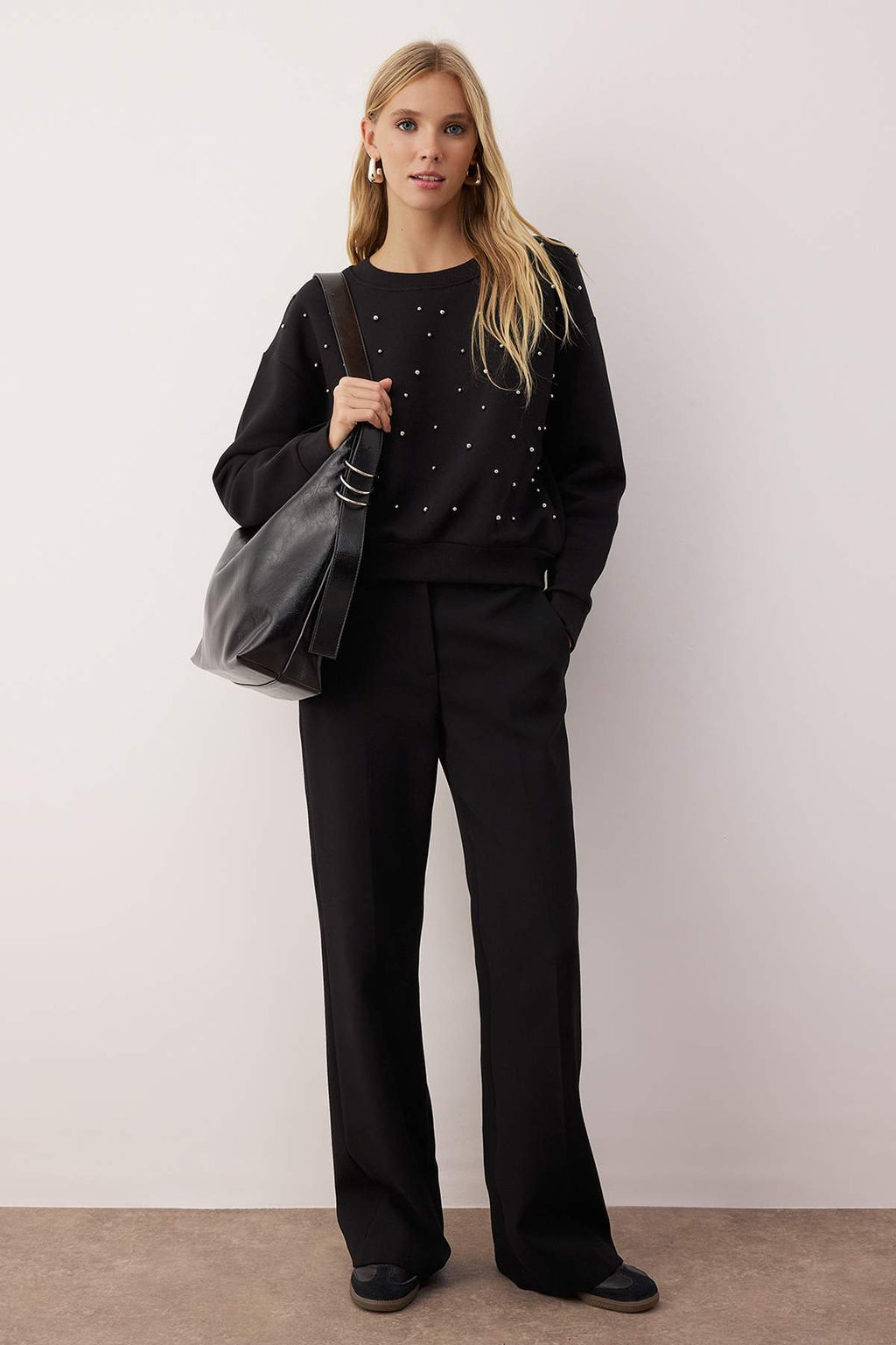 Siyah Tas Akseusar Detayl? Bisiklet Yaka Regular Crop Orme Sweatshirt TWOAW26SW00090 - Trendyolmilla фото 2