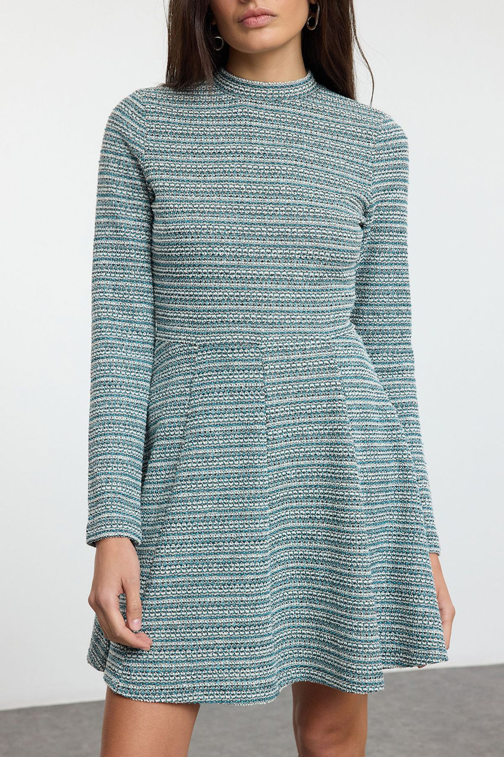 Trendyolmilla Siyah Tuvit Bisiklet Yaka Skater/Belden Ac?lan Volanl? Mini Orme Elbise TWOAW25EL00525  фото 9
