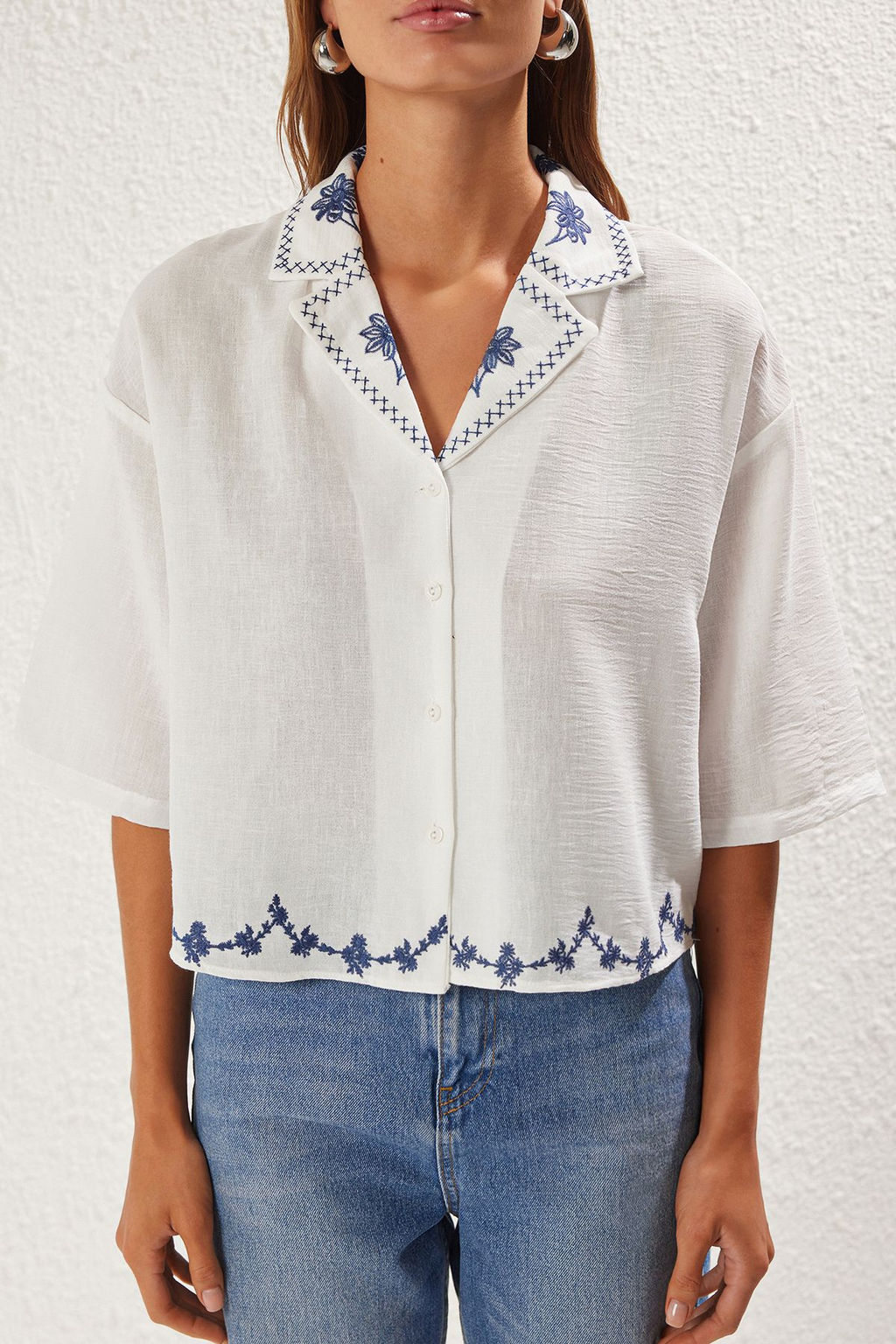 TRENDYOLMILLA Beyaz Yaka ve Dokuma Etek Ucu Nak?s Detayl? Regular Normal Kal?p Dokuma Gomlek TWOSS25GO00050  фото 3