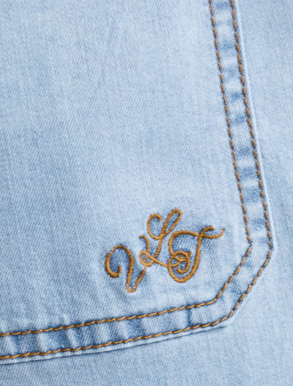 Широкие джинсы с поясом на резинке и с защипами из облегченного денима