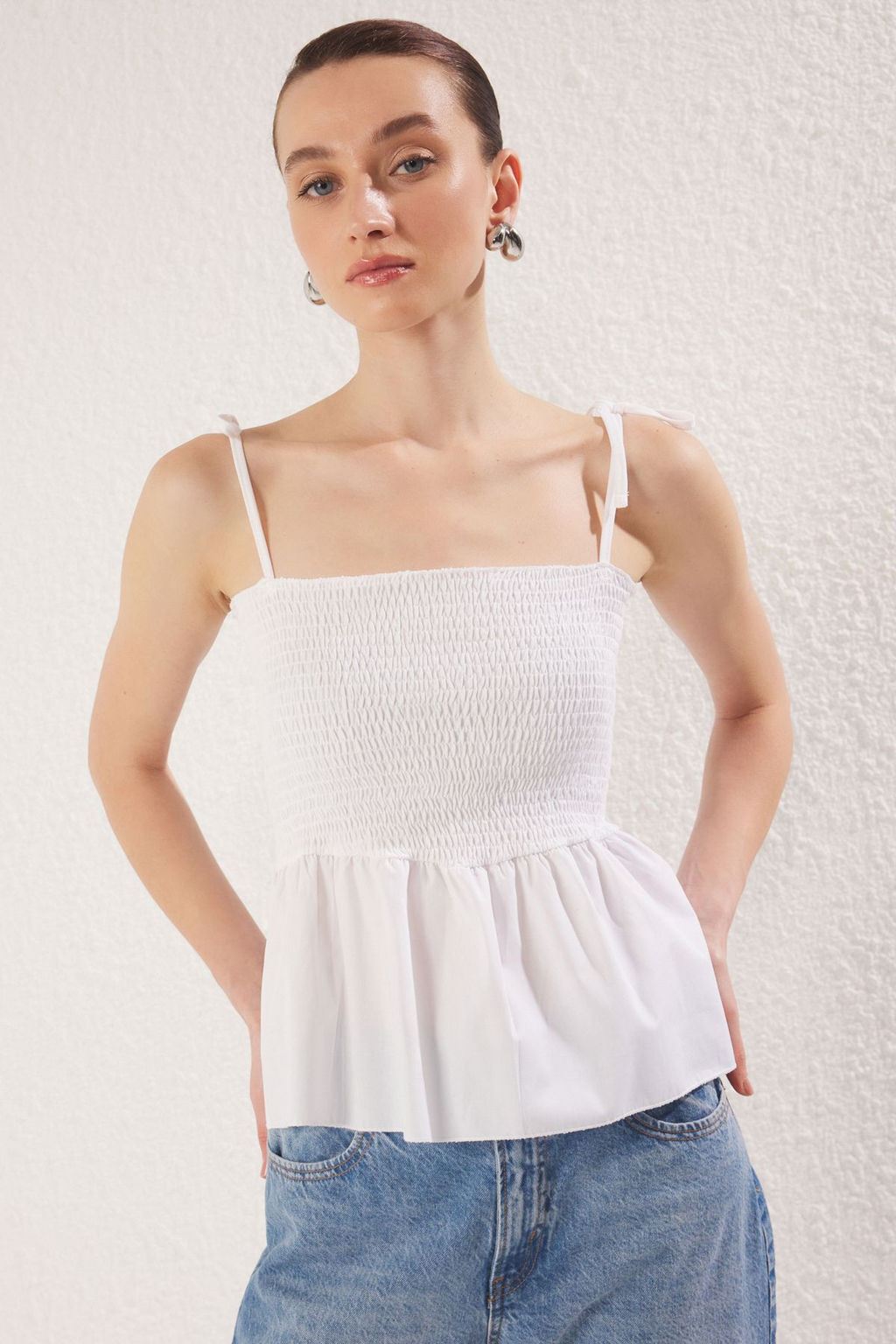 Trendyolmilla Siyah Pamuklu Poplin Detayl? Fitted Ask?l? Gipeli Esnek Orme Bluz TWOSS24BZ00393