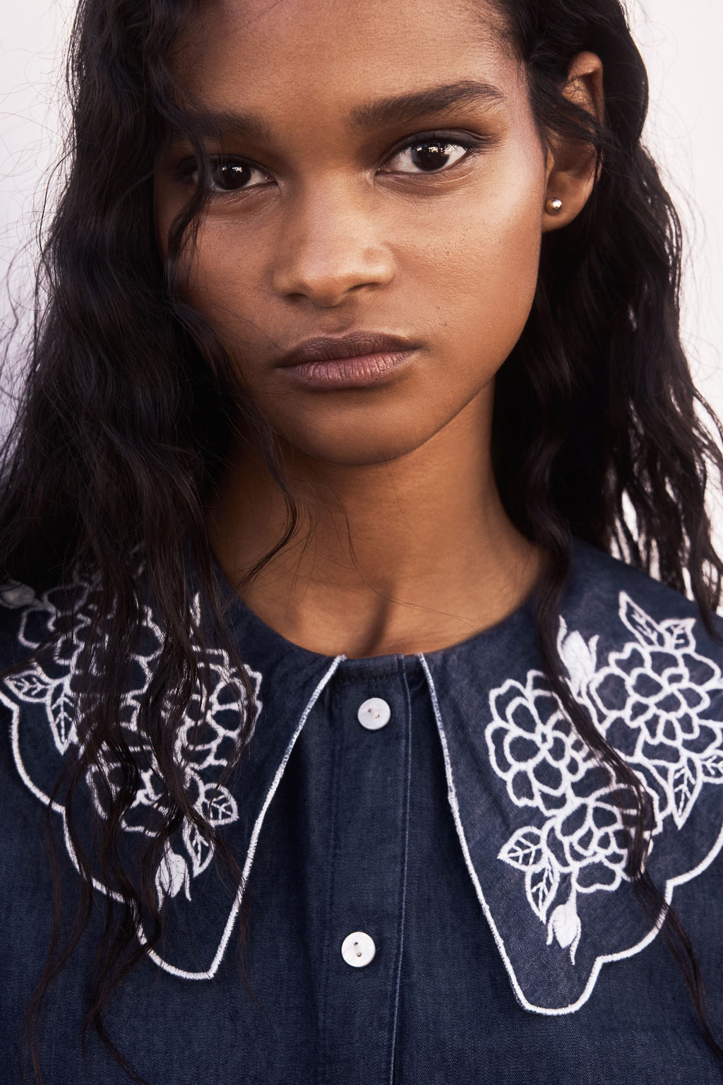 Blusa denim con cuello bordado - H&m фото 2