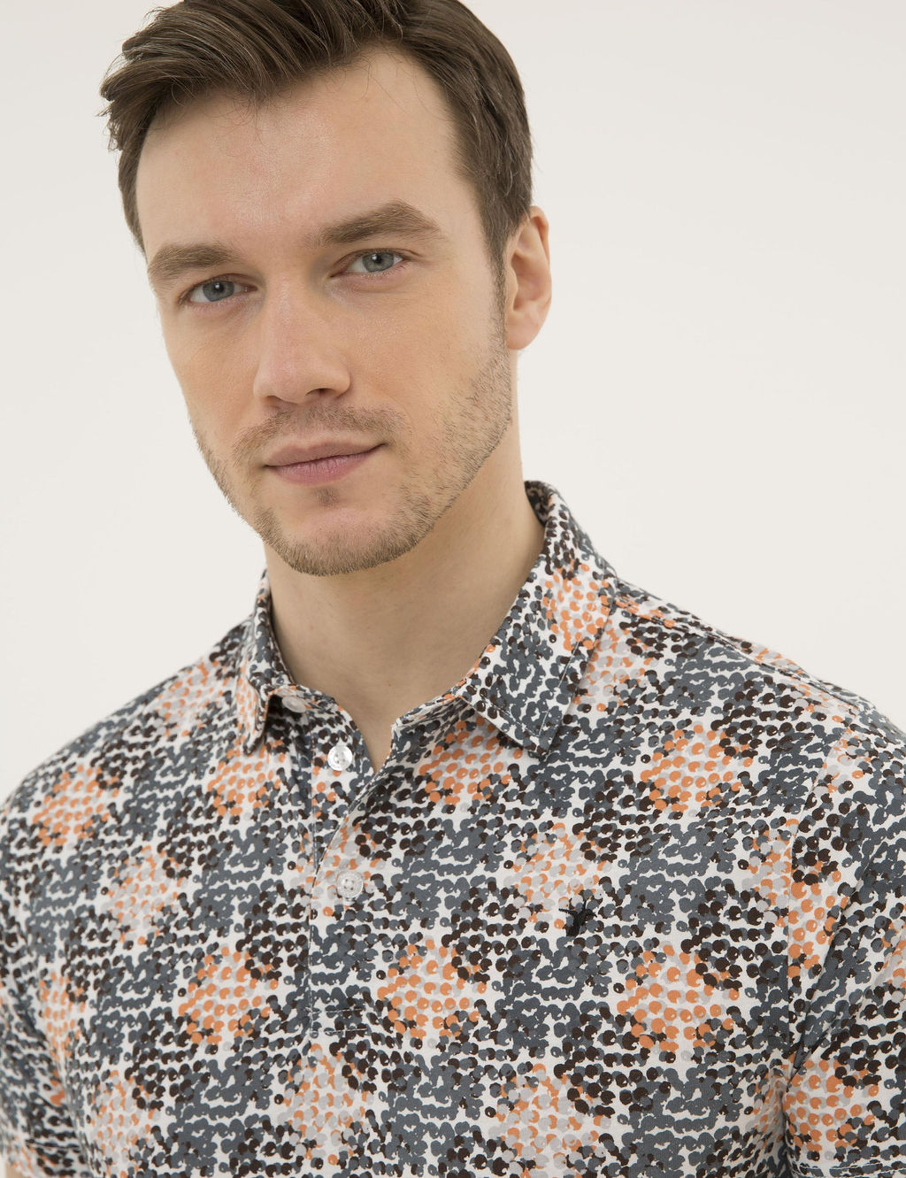 Темно-хаки футболка с воротником-поло