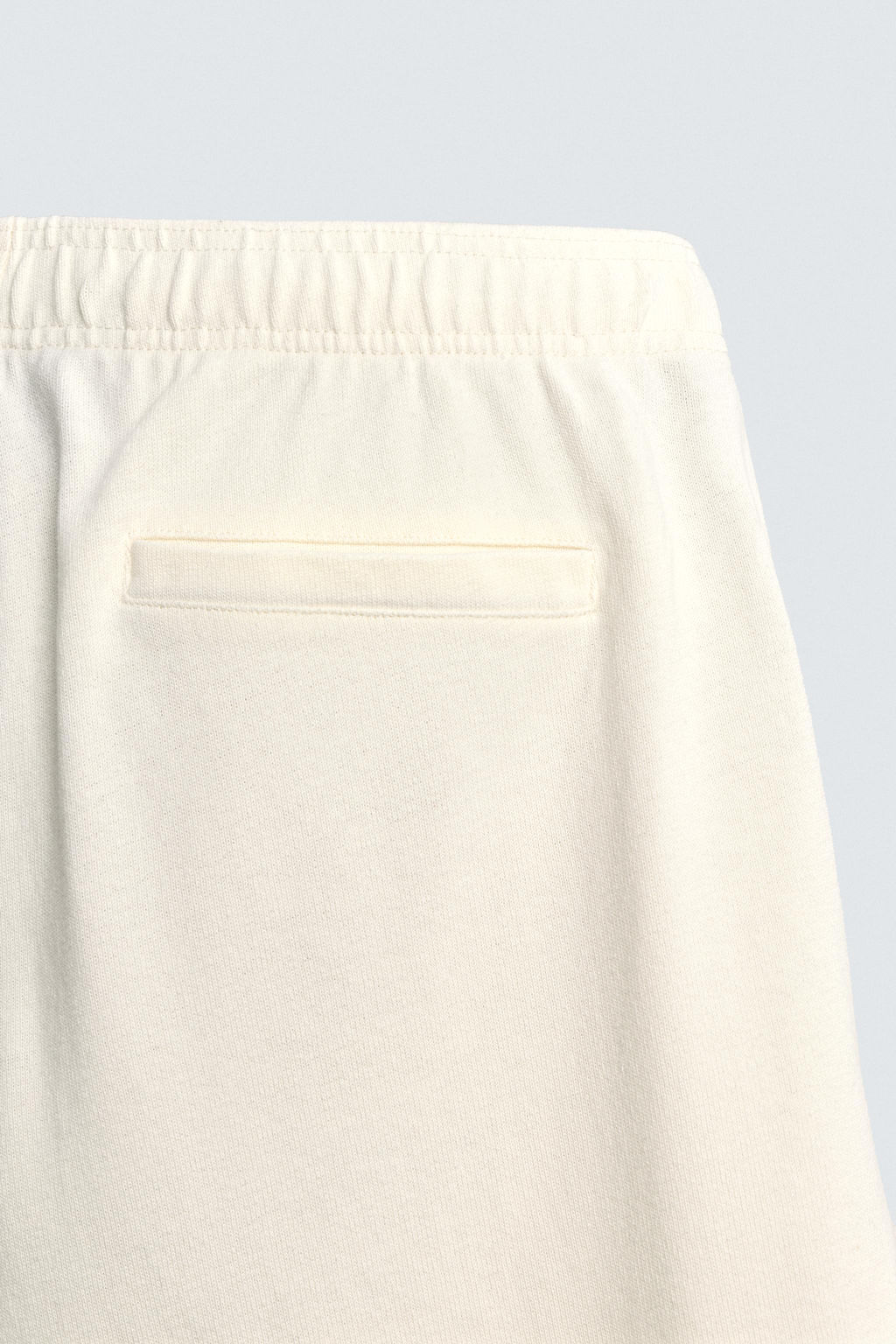 BERMUDA JOGGER REGULAR FIT / Blanco roto