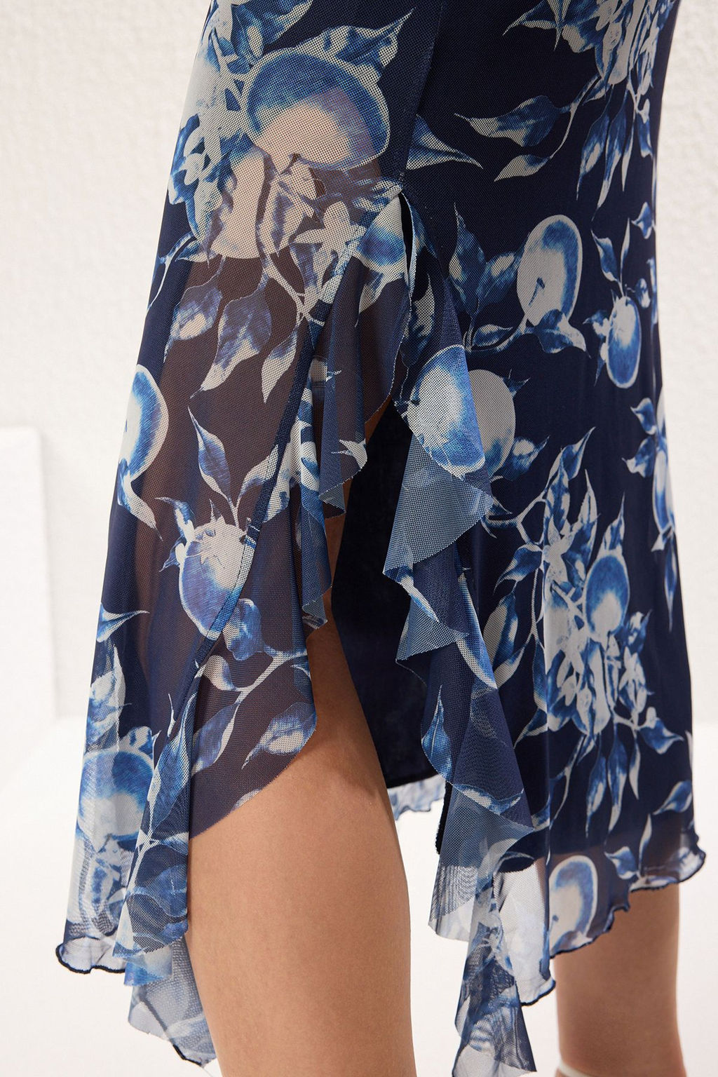 Mavi Tul Astarl? Cicek Bask?l? Carmen Yaka F?rf?rl? Vucuda Oturan Maxi Orme Elbise TWOSS25EL00074 - Trendyolmilla фото 5