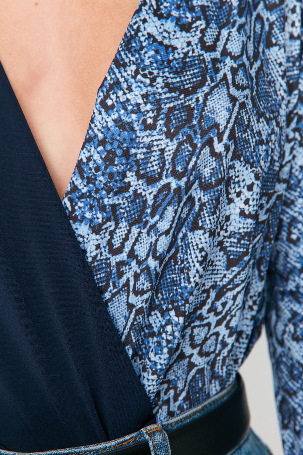 TRENDYOLMILLA Siyah Renk Bloklu Animal Desenli Kruvaze Yaka Esnek C?tc?tl? Orme Body TWOAW21BD0012 фото 2