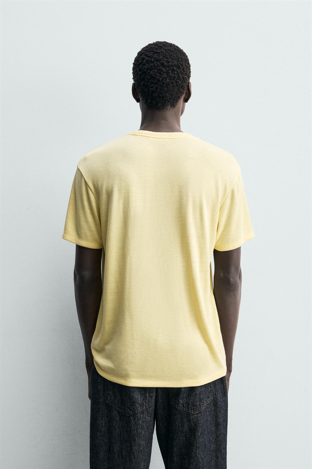 CAMISETA CUELLO PANADERO ABIERTO / Amarillo