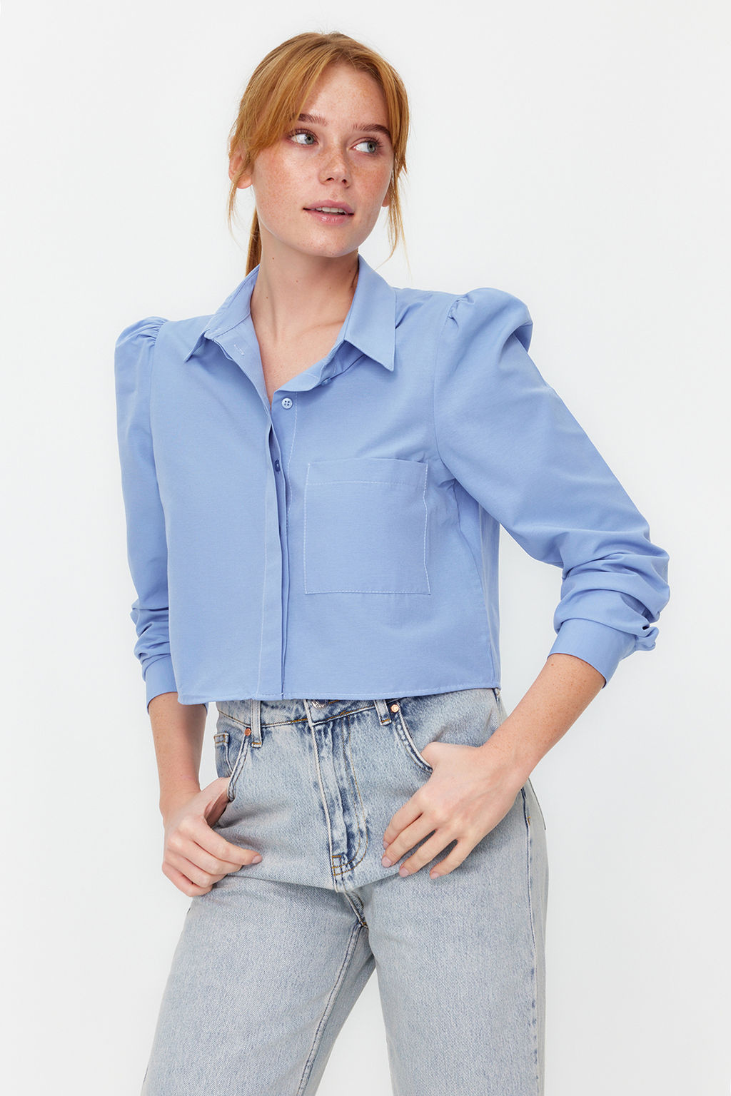 TRENDYOLMILLA Ac?k Mavi Omuzlar? Buzgu Detayl? Crop Fitted Bele Oturan Kal?p Dokuma Gomlek TWOSS23GO00117