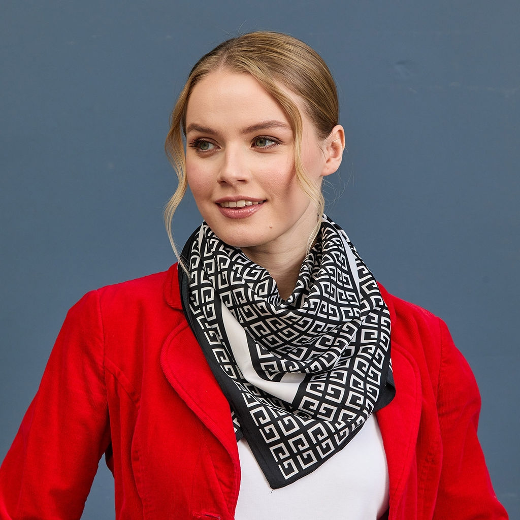 Платок с принтом G (черно-белый), 90х90 - Мастерская ПОКРОВ фото 4