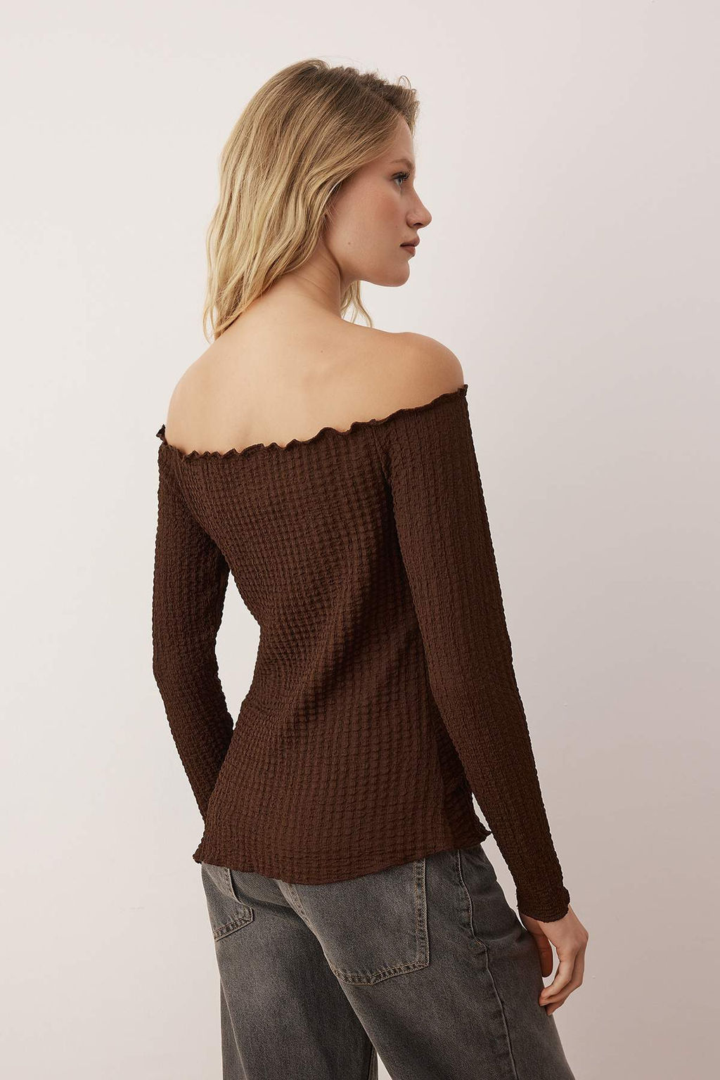 Kahverengi Carmen Yaka Dokulu Etek Ucu Asimetrik Orme Bluz TWOAW26BZ00286