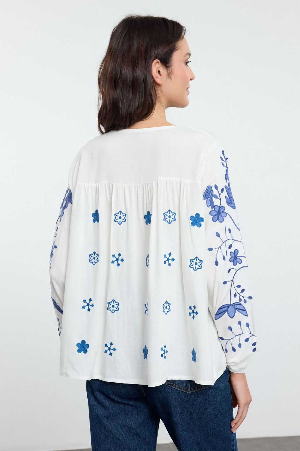 Beyaz Nak?sl? Boyundan Bagc?k Detayl? Dokuma Bluz TWOAW25BZ00294 - Trendyolmilla фото 5