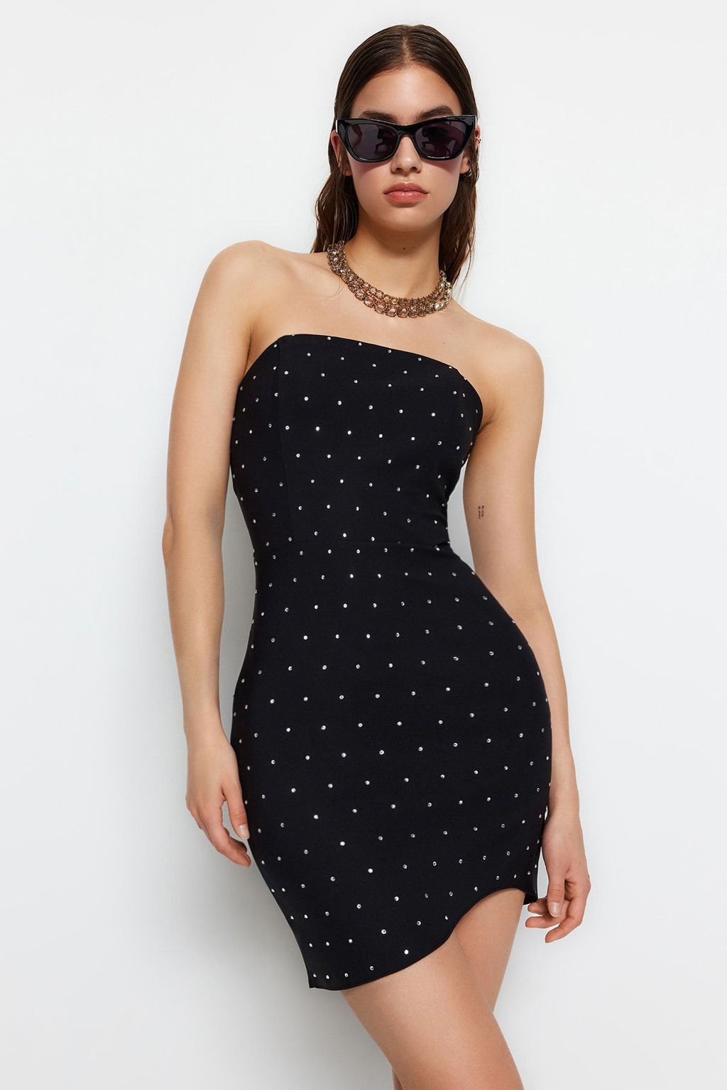 TRENDYOLMILLA Siyah Tas Bask?l? Straplez Dokuma K?sa S?k Abiye Elbise TPRSS23EL00577 фото 2