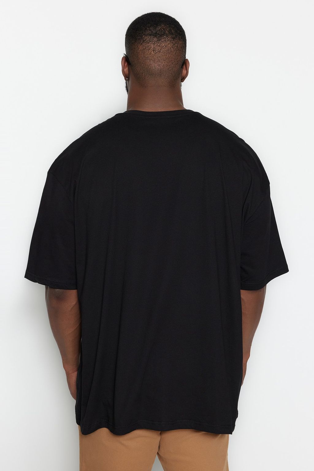 Buyuk Beden Siyah Oversize/Genis Kesim Rahat Basic %100 Pamuklu T-Shirt TMNSS23TS00139