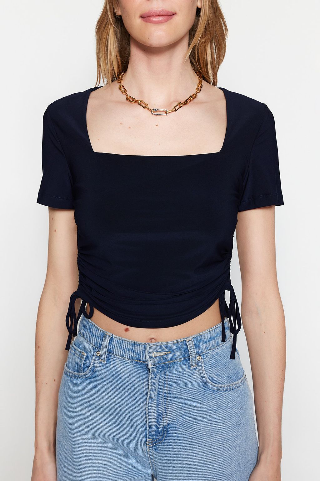Trendyolmilla Lacivert Kare Yaka Buzgu Detayl? Fitted/Vucuda Oturan Crop Esnek Orme Bluz TWOSS23BZ00141