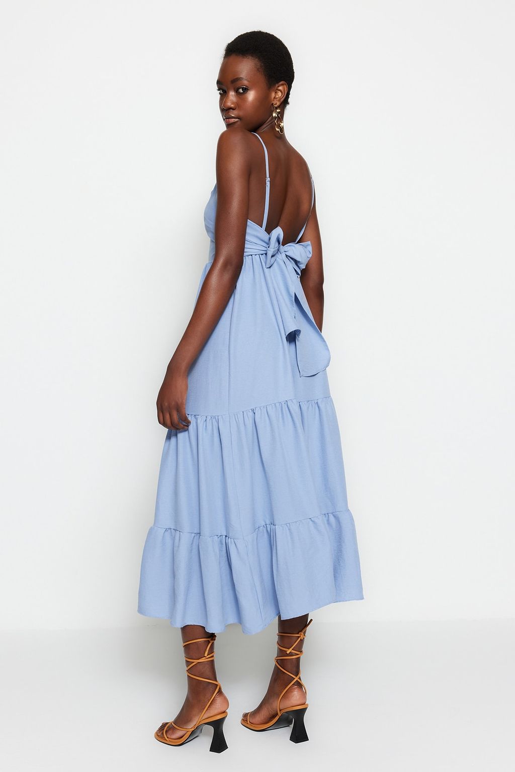 TRENDYOLMILLA Gul Kurusu Etegi Volanl? S?rt Baglama Detayl? Ask?l? Maxi Dokuma Elbise TWOSS23EL00027  фото 17