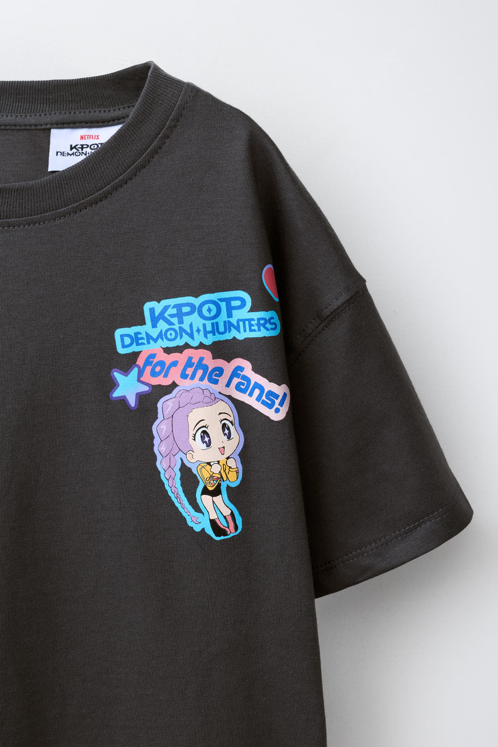 CAMISETA EFECTO LAVADO KPOP DEMON HUNTERS NETFLIX / Gris antracita