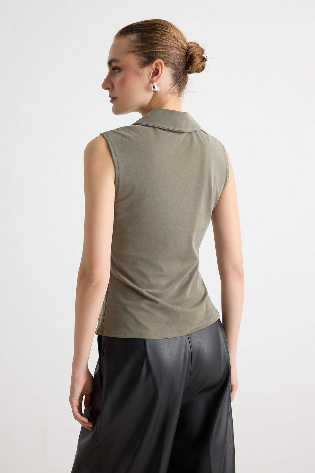 Haki D_z Peplum Polo Yaka Kolsuz Pili Detayl_ Modal Kuma_ _rme Bluz TWOAW27BZ00106