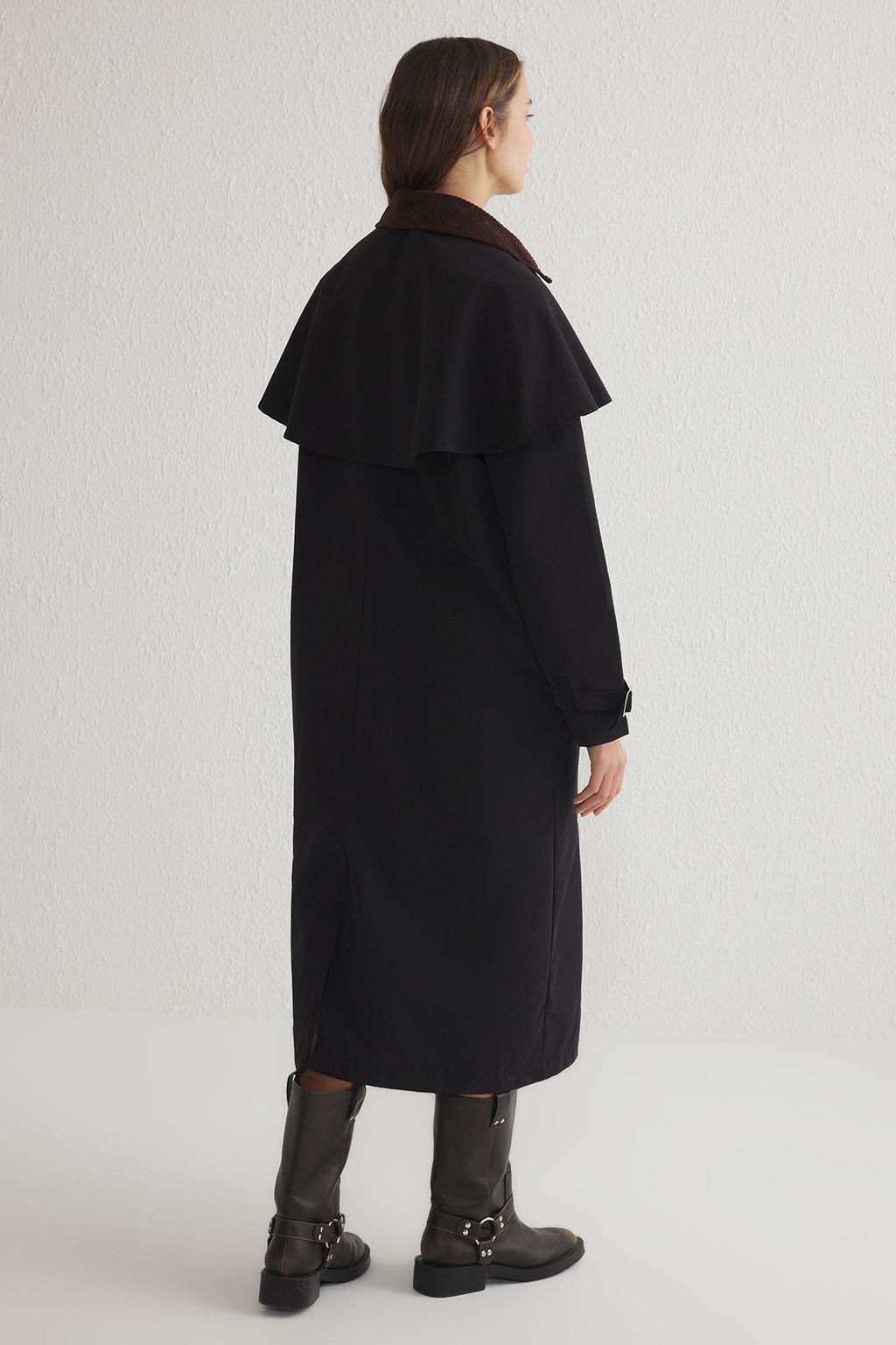 Trendyolmilla Siyah Omuz Detayl? Oversize Uzun Trenckot TWOSS25TR00012 фото 5
