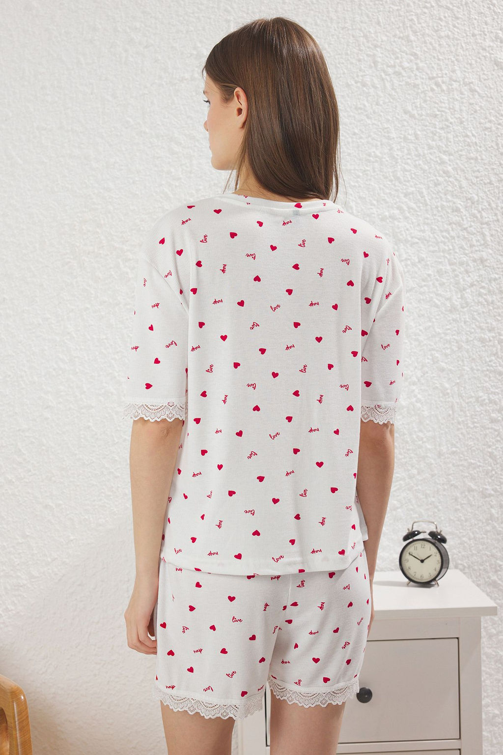 Trendyolmilla Beyaz Kalpli ve Sloganl? Dantel Detayl? Fitilli Sortlu Orme Pijama Tak?m? THMSS25PT00338 фото 5