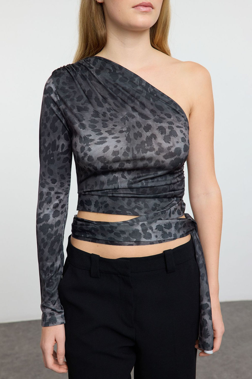 Antrasit Leopar Bask?l? Slim Baglama Detayl? Tek Kol Crop Esnek Orme Bluz TWOAW23BZ00094