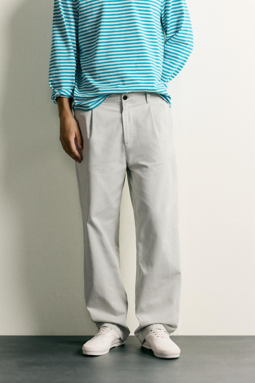 PANTAL?N CHINO STRAIGHT FIT PLIEGUES / Gris