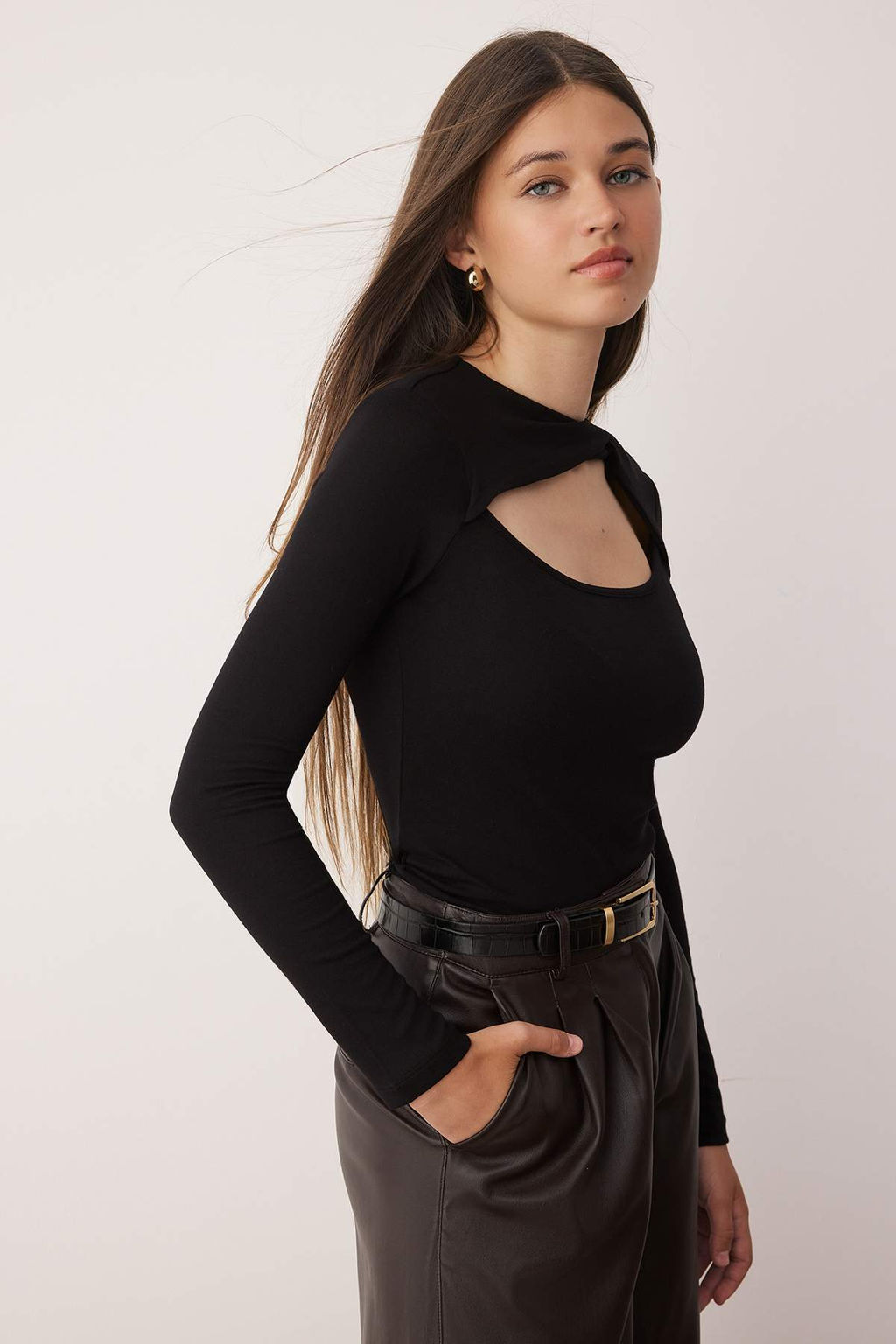 Siyah Cut Out Detayl? Vucuda Oturan Yumusak Tuseli Esnek Orme Bluz TWOAW26BZ00126