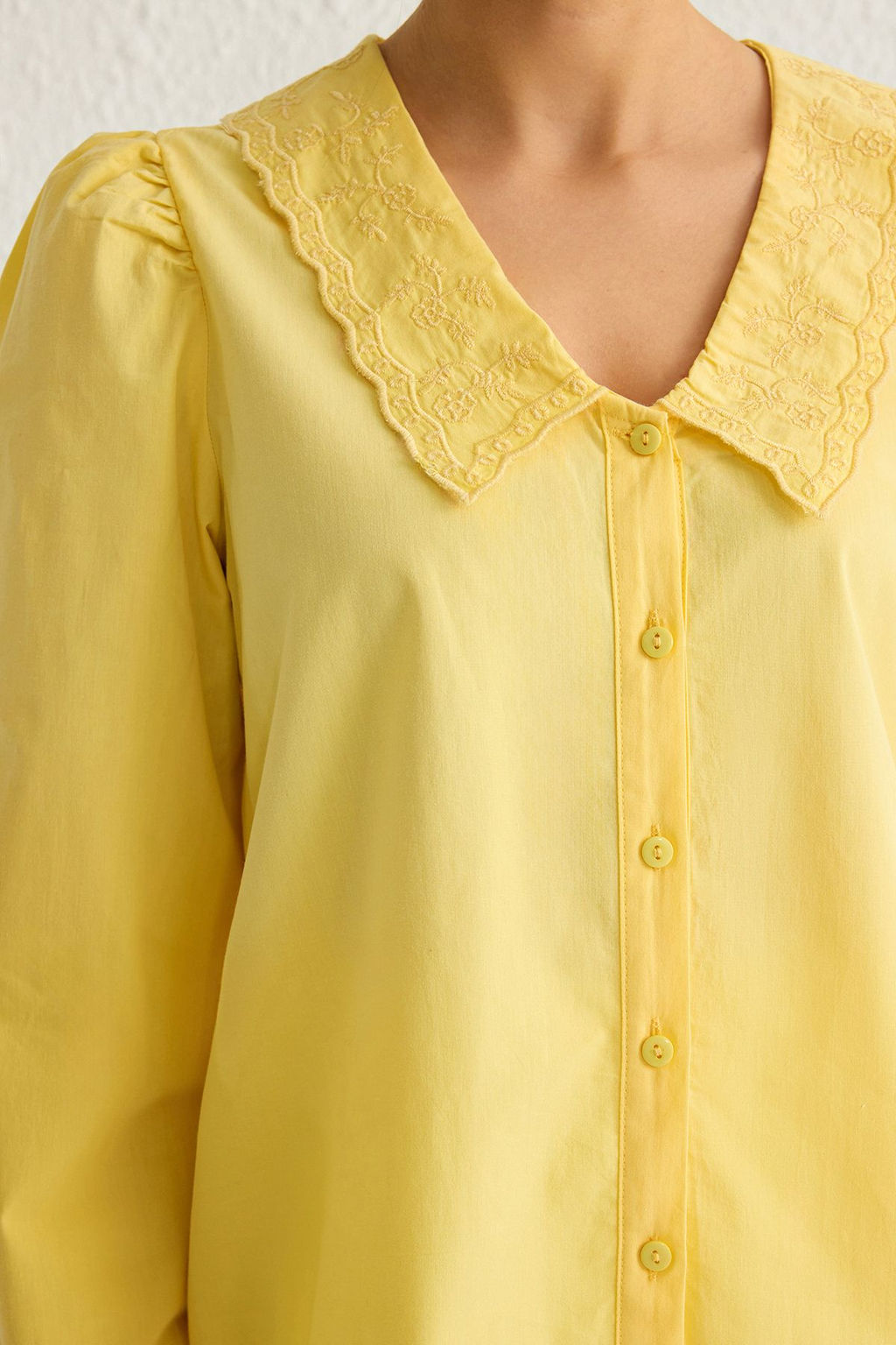 TRENDYOLMILLA Beyaz Yakas? Islemeli Nak?s Detayl? Regular Normal Kal?p Pamuklu Dokuma Gomlek TWOAW21GO0005  фото 4