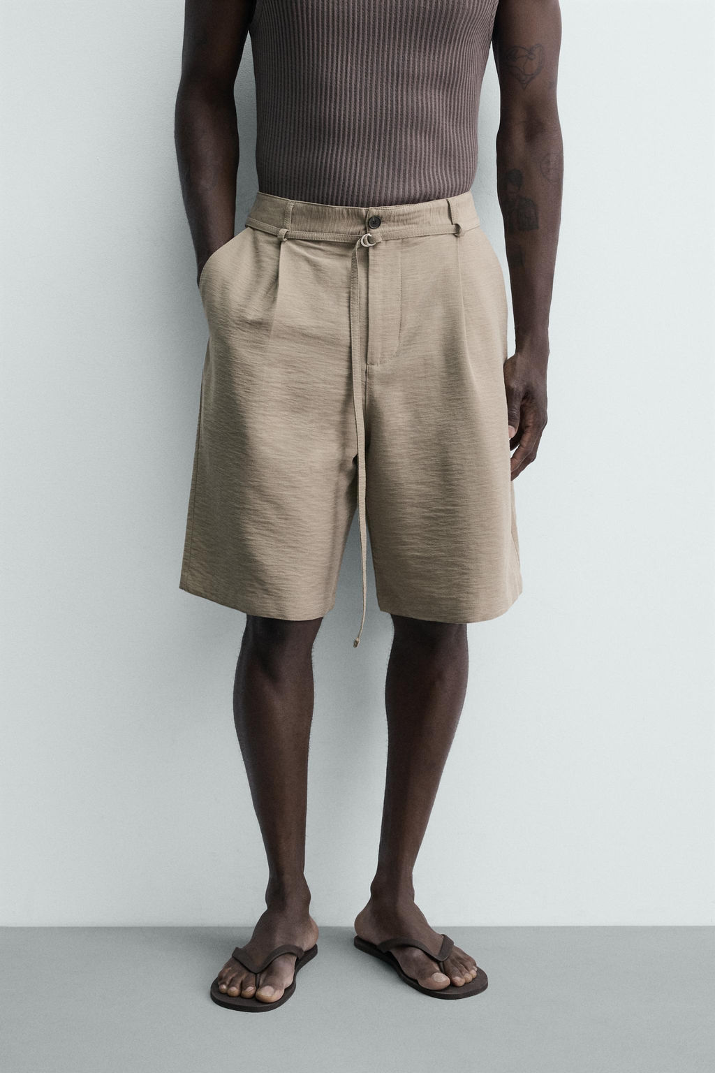 BERMUDA RELAXED FIT PLIEGUES CINTUR?N / Negro - Zara фото 2