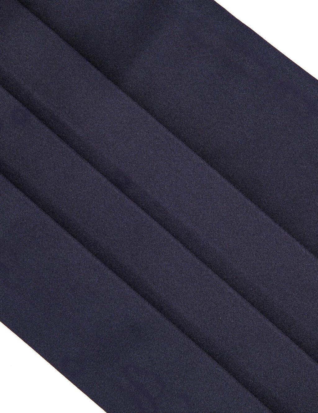 Темно-синий костюм с галстуком-бабочкой и поясом