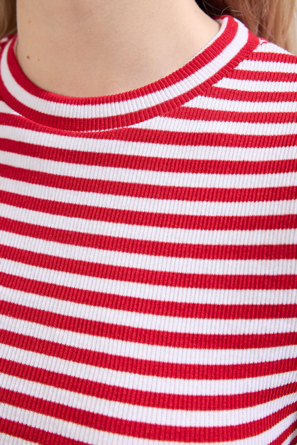 K?rm?z?-Ekru cizgili Fitilli Fitted/Vucuda Oturan Bisiklet Yaka Esnek Orme Bluz TWOSS23BZ00025