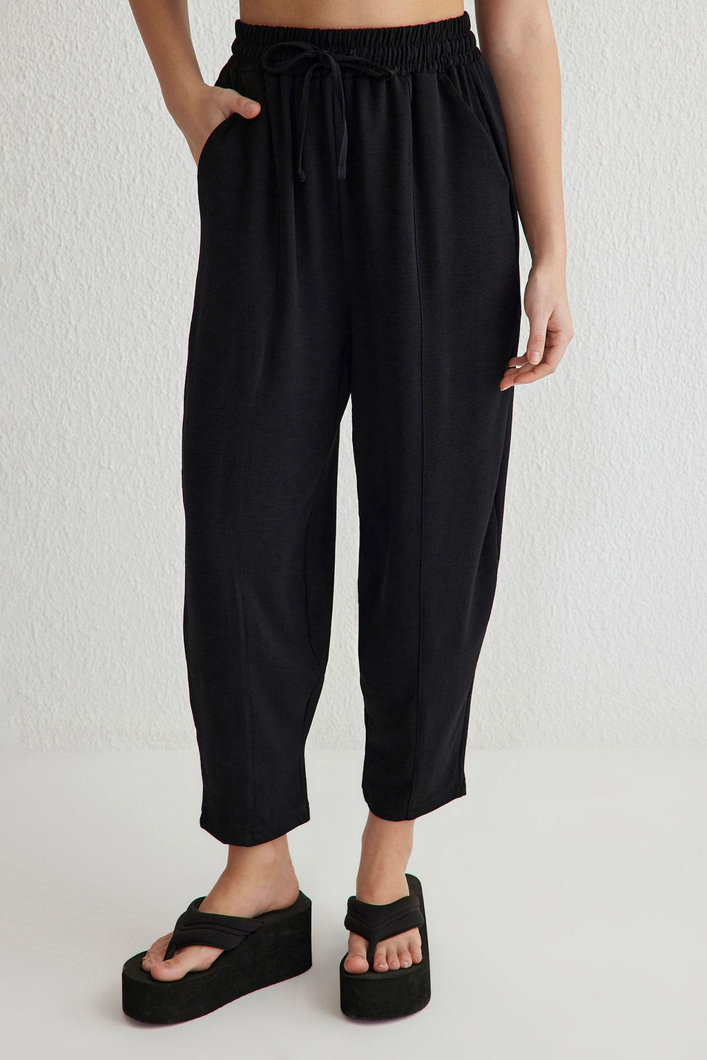 TRENDYOLMILLA Siyah Beli Lastikli Harem/Salvar Rahat Kesim Dokuma Pantolon TWOSS25PL00027