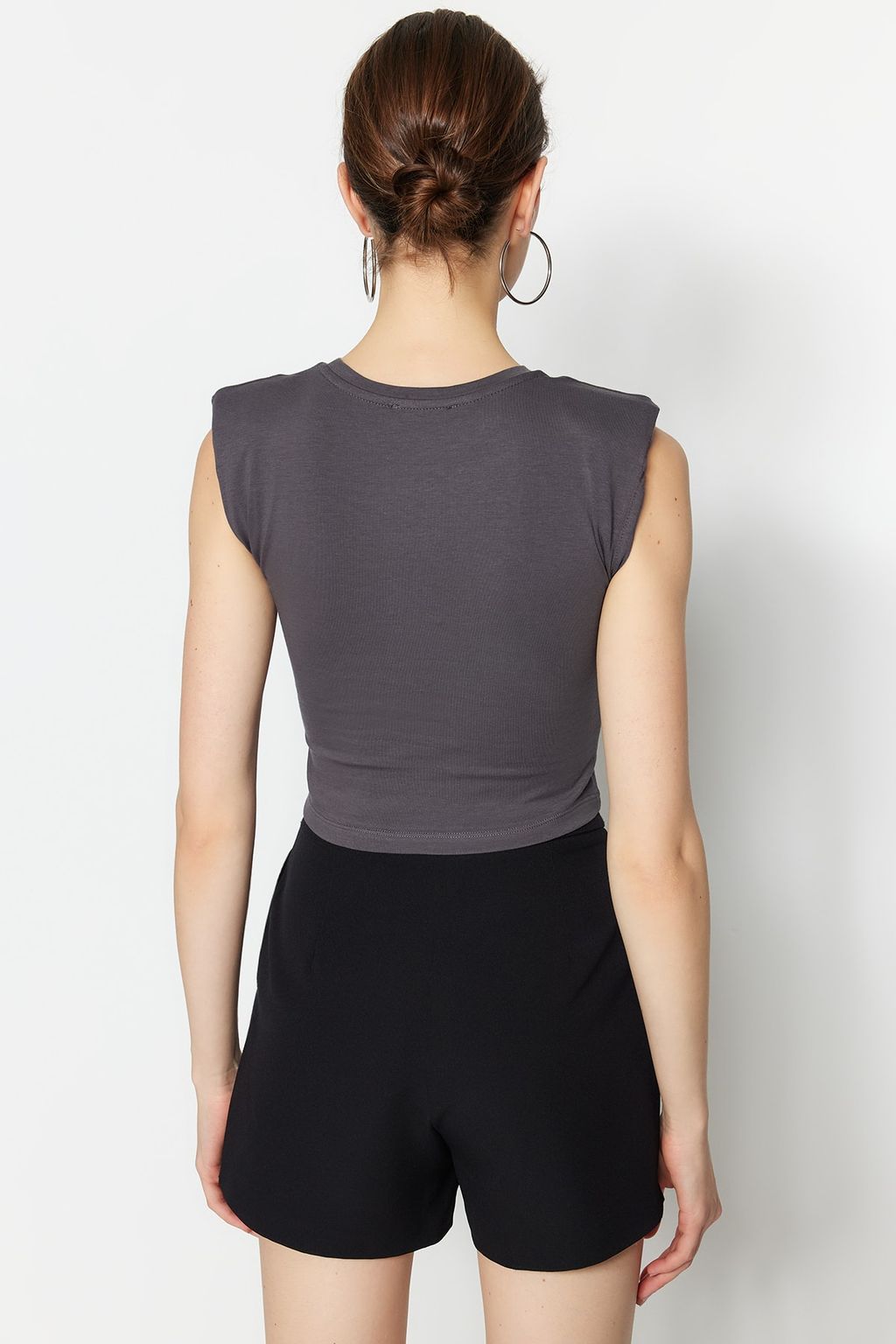 Trendyolmilla Siyah Vatkal? Fitted/Vucuda Oturan Bisiklet Yaka Crop Esnek Orme Bluz TWOSS23BZ00251  фото 17